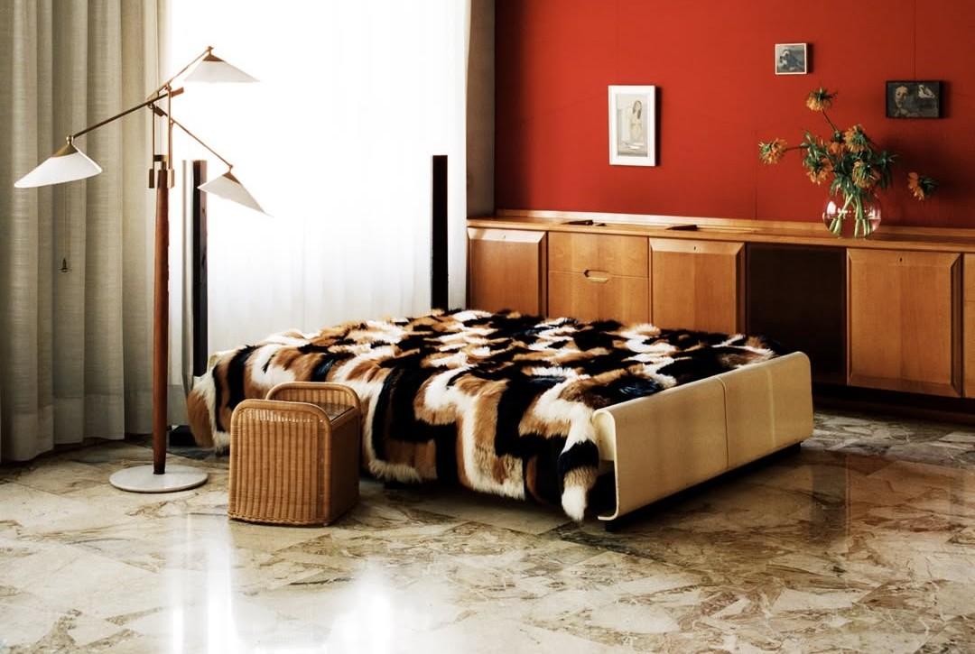 Na Casa Mascagni, Yves Salomon, estilista a frente da Maison, Yves Salomon Editions, reconhecida pelo trabalho artesanal em moda e peles de luxo, apresentou a instalação, em colaboração com o designer de interiores Michael Bargo. O projeto ocupou um raro apartamento modernista dos anos 1960, projetado por um discípulo de Gio Ponti. A instalação chamou atenção de Matteo Menotto pela preservação quase intacta do espaço e pela forma como arquitetura, memória e artesanato dialogavam de maneira sensível e imersiva. 

Foto: Matteo Verzin