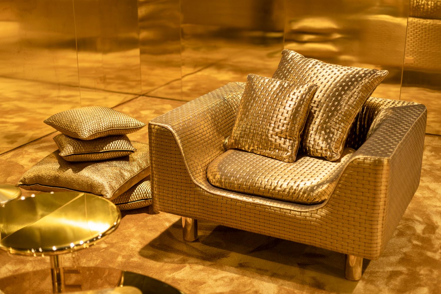 Entre as novidades da Dolce&Gabbana, a linha de mobiliário e acessórios Oro 24k homenageia a opulência do Barroco e suas formas excêntricas e refinadas, revividas nos tecidos e nas superfícies lisas ou marteladas, obtidas graças ao trabalho manual, herdado das raízes na tradição italiana de alto artesanato.