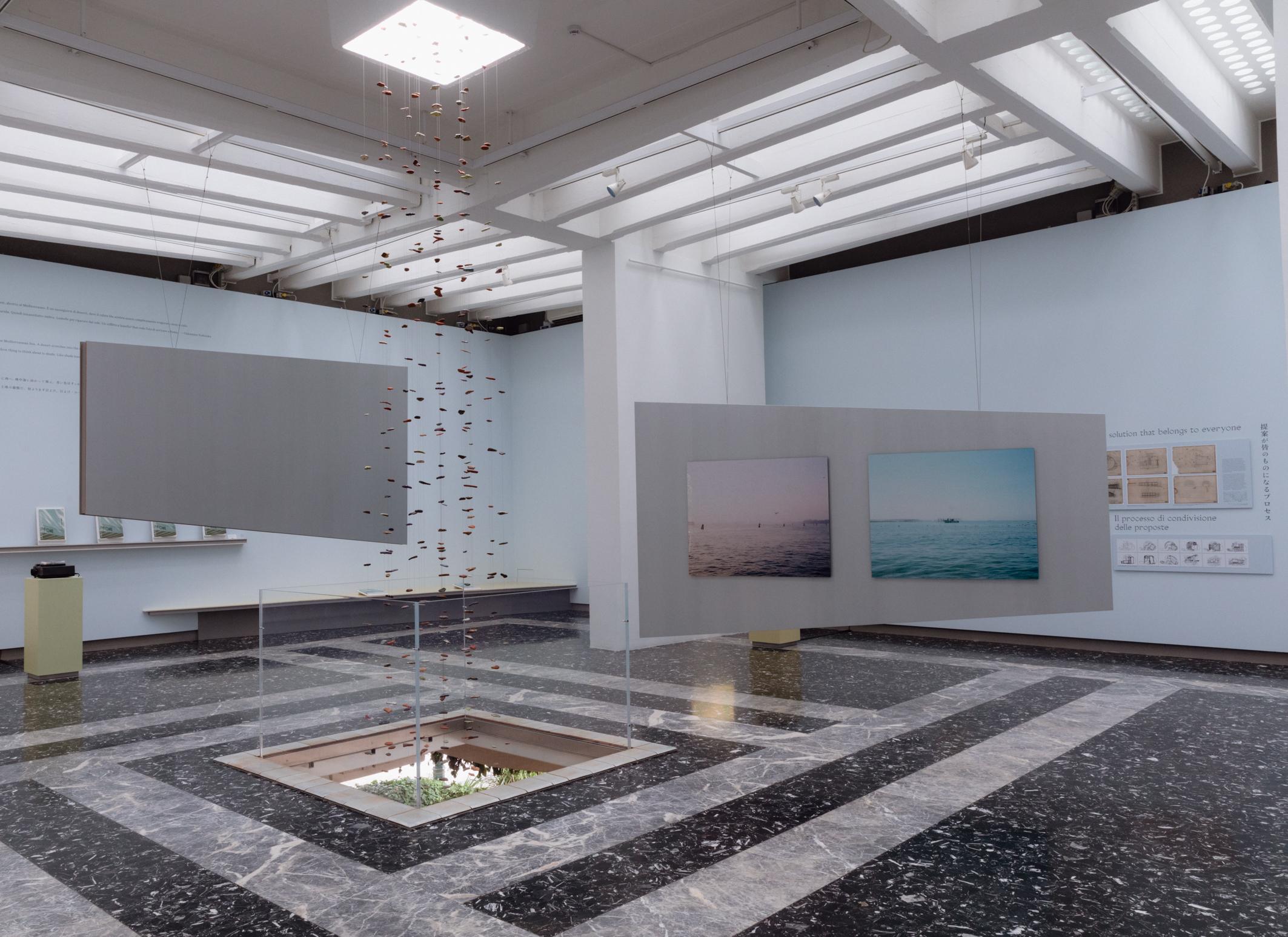 JAPÃO - "Archirtecture, a place to be loved" reflete sobre a forma de como os ambientes construídos apreendem memórias e histórias, assumindo formas e significados de forma flexível.

 Focada na experiência de relacionamentos, com distância social, vividos durante a pandemia, a intervenção japonesa explora como as pessoas podem novamente admirar a arquitetura e se alegrar em ambiente físicos compartilhados.

O pavilhão mostra a arquitetura como um ser vivo que precisa ser nutrido para se desenvolver com as comunidades, e incentiva a vê-la como um espaço para amar e ser amado.
Curador: Onishi Maki. 
Expositores: Harada Yuma, dot architects (lenari Toshikatsu, Doi Wataru, Ikeda Ai, Miyachi Keiko), Moriyama Akane, Mizuno Futoshi