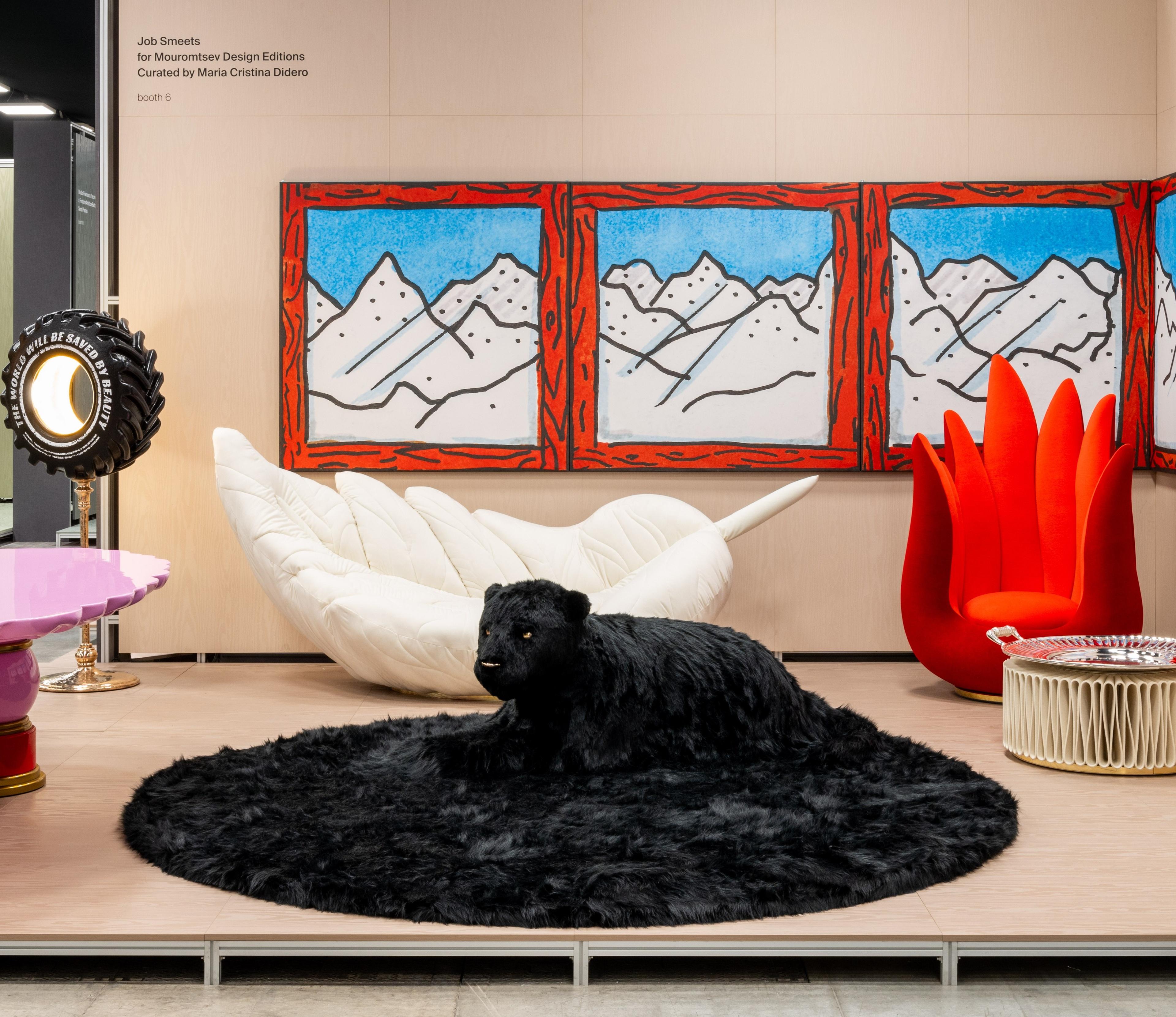 Metamorphosis in Motion 

No pátio do Palazzo Litta, Lina Ghotmeh apresenta uma instalação que une memória e contemporaneidade. Um labirinto leve e efêmero ativa o espaço sem alterá-lo, mostrando o design como ferramenta narrativa capaz de reinterpretar a arquitetura de forma temporária