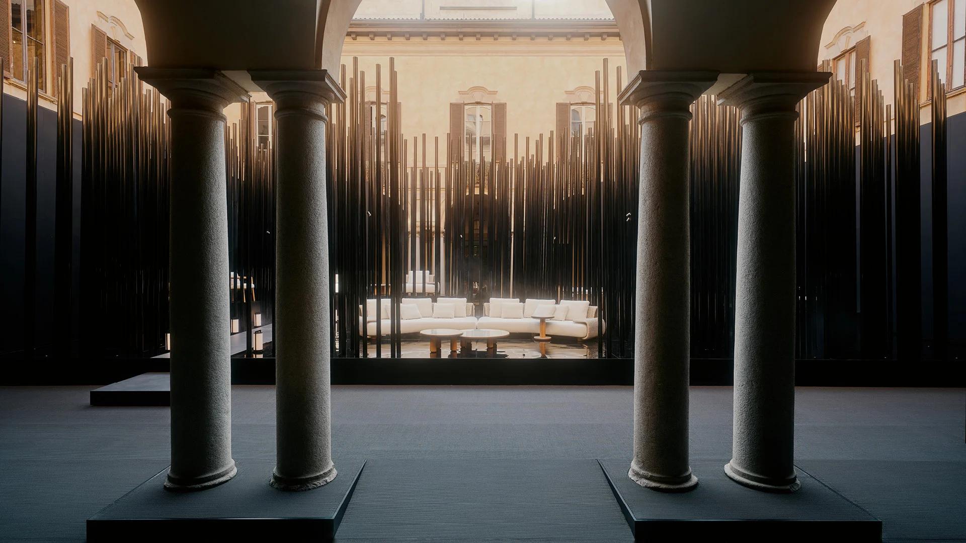 A Poliform apresentou no Palazzo Clerici uma instalação multissensorial criada pelo Studioutte que transformou o pátio em uma floresta urbana abstrata. Postes de alumínio, fumaça e lanternas criaram uma atmosfera imersiva e ritualística. Valentina Ventrelli afirma que o destaque esteve no equilíbrio entre espaço e produto, onde a instalação acompanha — sem sobrepor — a narrativa dos objetos.