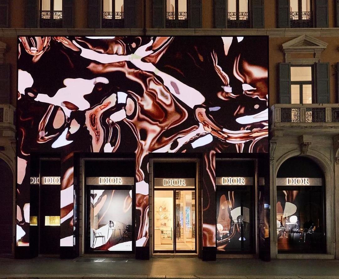 Durante a Semana do Design, Milão transformou-se com as fachadas das lojas reconfiguradas para o evento, como o showroom da Dior na Via Montenapoleone, especialmente decorado para receber a Monsieur Dior.