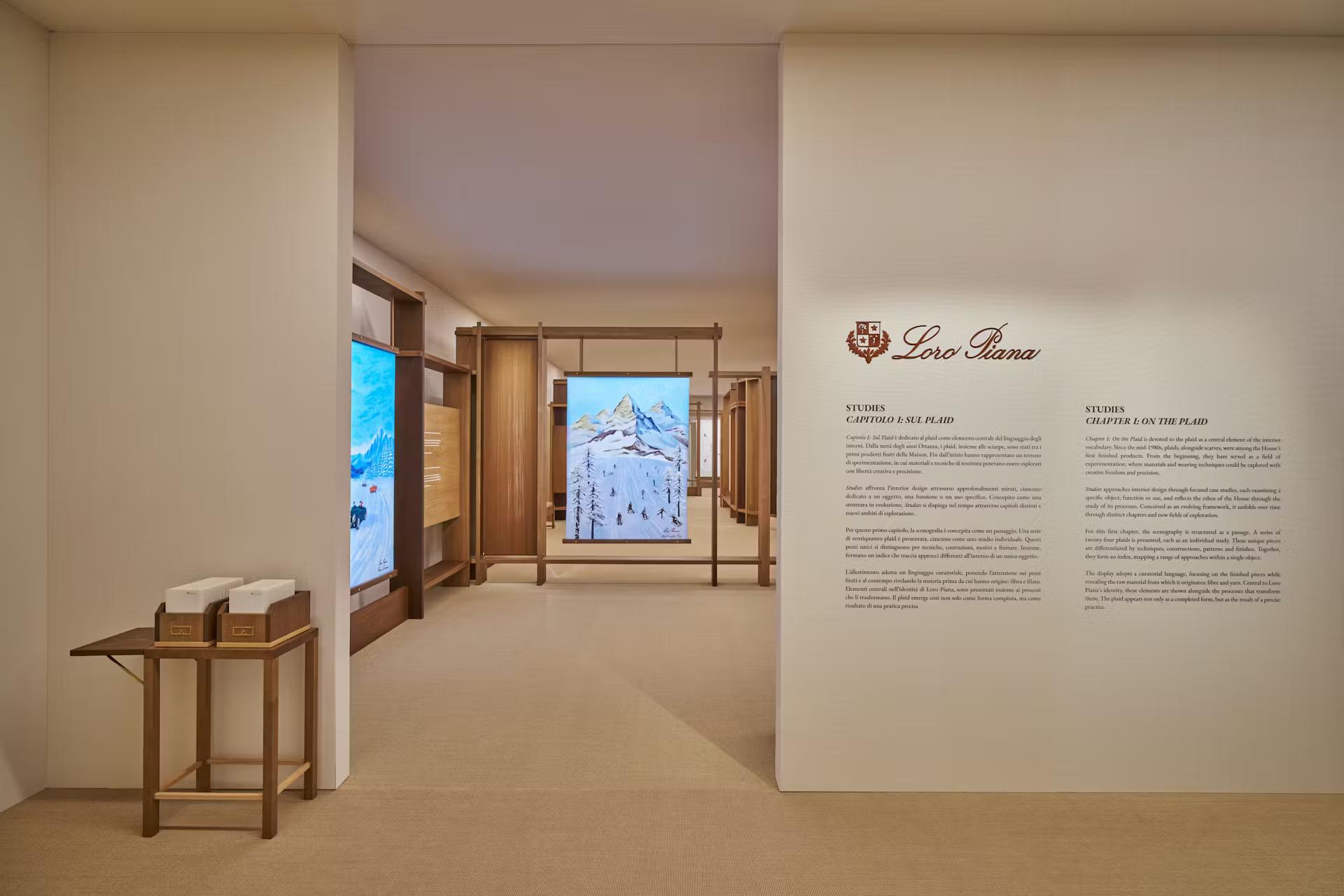 Entre as apresentações que mais chamaram a atenção de Matteo Menotto na MDW esteve a instalação da Loro Piana Interiors no Cortile della Seta. A mostra teve como objetivo apresentar a história e o savoir-faire da maison por meio de um de seus objetos mais icônicos: o plaid, presente na marca desde os anos 1980. Com 23 peças únicas feitas em vicunha, baby cashmere e fibras nobres, a instalação destacou técnicas artesanais e o tempo necessário para cada criação, colocando o processo e a cultura da matéria no centro da experiência.