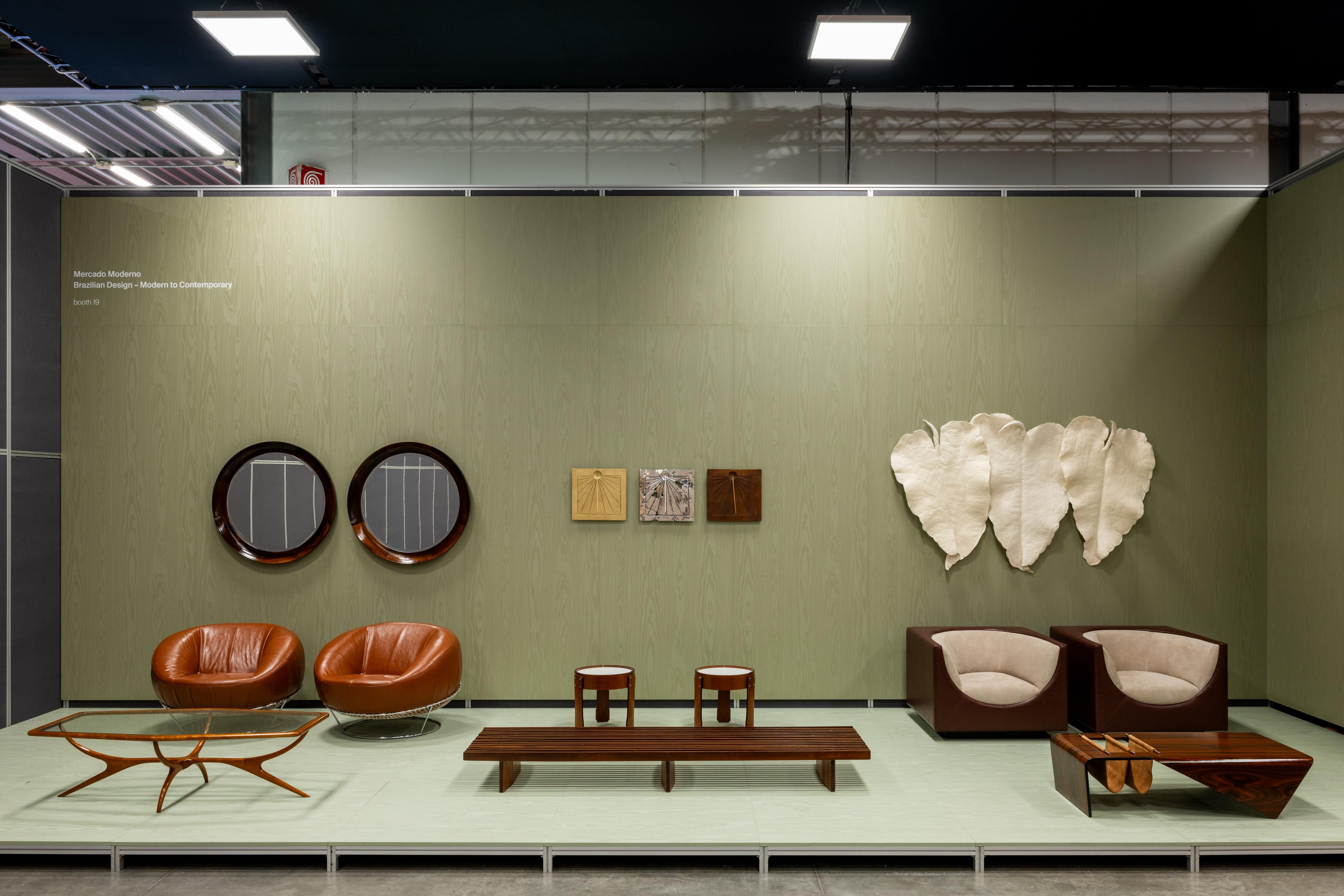 Mercado Moderno, galeria de mobiliário moderno e contemporâneo, expôs no Salone Raritas. Nas fotos: poltronas, Percival Lafer, mesa de centro, Giuseppe Scapinelli, poltronas Cubo e mesa de centro Androrinha, Jorge Zalszupin.