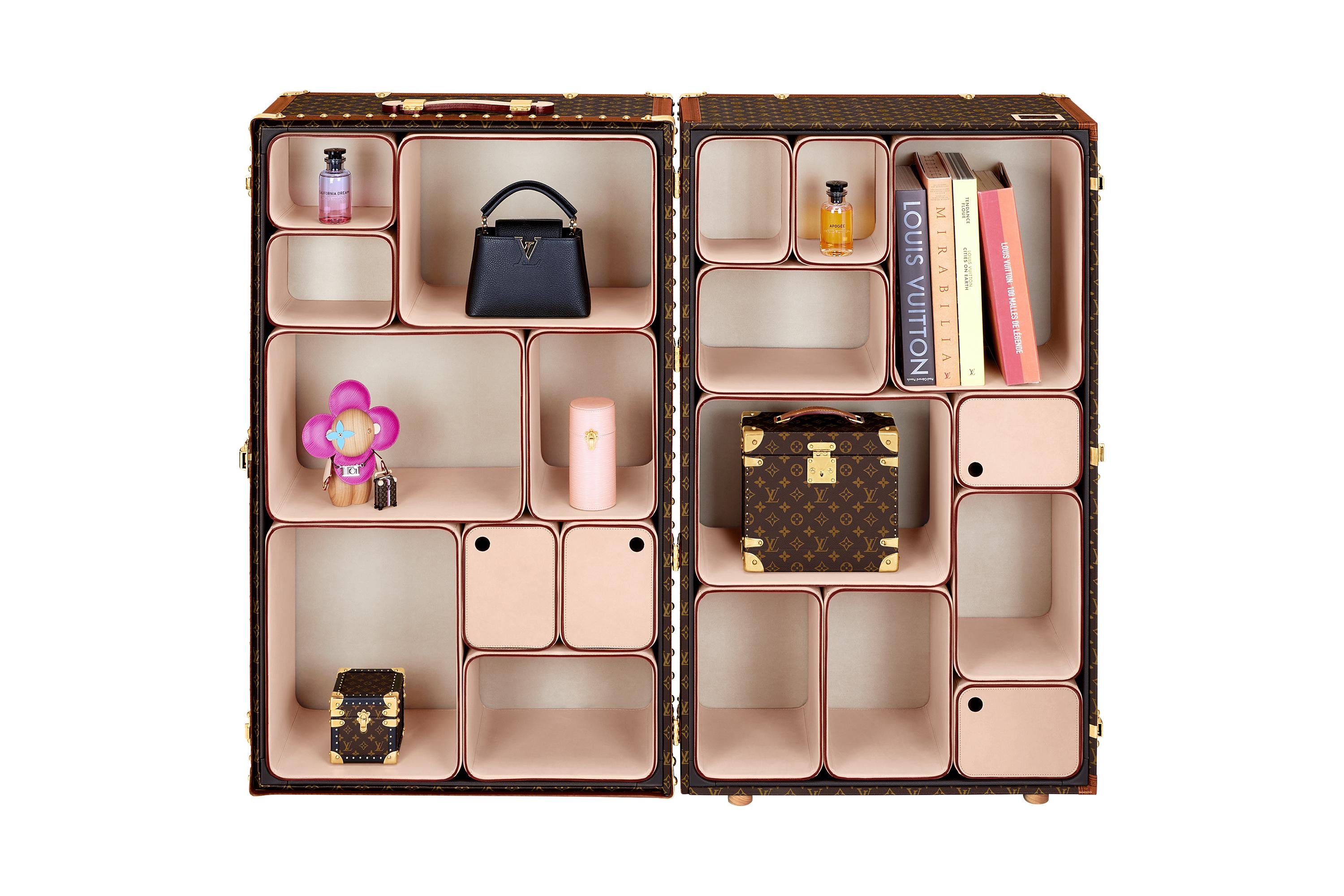 Divulgada no Palazzo Serbelloni, mala de viagem Le Cabinet de Curiosités Louis Vuitton, com releitura inédita do designer australiano Marc Newson. Revestida de lona com o monograma da marca, vem com 19 cubos em couro em três tamanhos diferentes, alguns dos quais abrigam compartimentos secretos  para acomodar itens valiosos. Os cubos removíveis podem ser reorganizados de acordo com mais mil configurações, possibilitando personalização quase infinita. Cada elemento está disponível em três variações cromáticas: couro natural, amarelo e vermelho, verde e azul. Uma peça ideal para exibir pequenos objetos, como livros, obras de arte ou outros memórias de viagem.