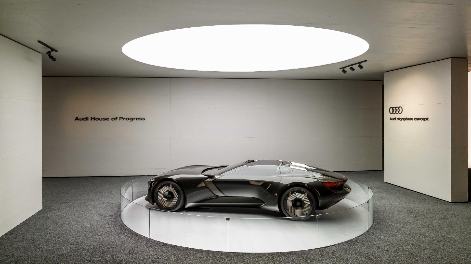Audi skysphere é o carro-conceito, apresentado no centro da instalação “The Domino Act”, no hotel Portrait Milano. Trata-se de um veículo experiência que é, ao mesmo tempo, esportivo e sedã. O roadster elétrico de duas portas combina a direção autônoma com um design interior revolucionário e um ecossistema digital holístico, contando com eixos de distância variável, permitindo a coexistência de duas almas para garantir aos passageiros liberdades até então inexploradas. Ou seja, o skysphere pode mudar de layout, de carro de passeio a esportivo, e ainda possibilita que o condutor torne-se um simples passageiro e contemple a viagem.