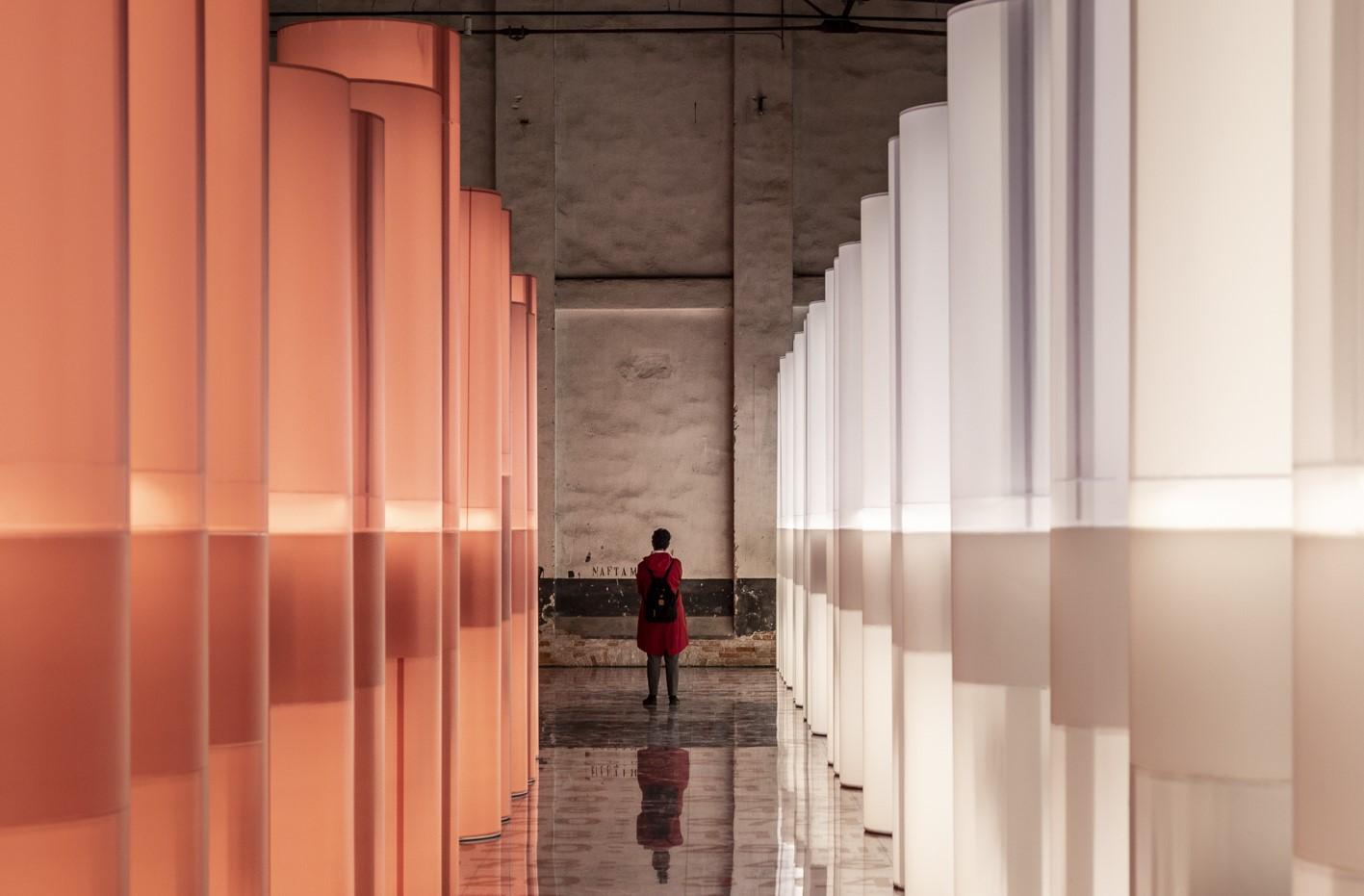 CHINA - Nos últimos 40, os arquitetos chineses iniciaram experimentos de renovação urbana e rural, explorando um mundo onde diferentes pessoas possam se comunicar, compartilhar e coexistir e onde a natureza predomine. 

"Renewal: a symbiotic narrative" relata experiências sobre habitabilidade em ambientes de alta densidade, debatendo sobre as transformações recentes e emergentes no ambiente construído. 

São muitas as perguntas: Para onde vamos e o que está em jogo? A cidade do futuro será caracterizada por torres modernistas, pátios tradicionais ou uma simbiose dos dois? Ou outras possibilidades serão colocadas em jogo através da tecnologia VR, energia limpa e renovável?
Curador: Ruan Xing