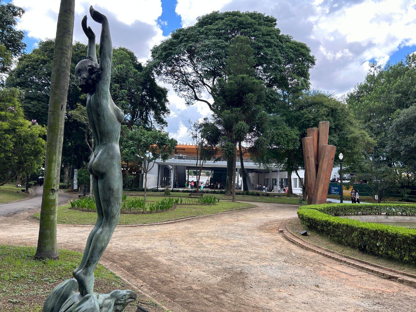 Um dos maiores conjuntos de arte e cultura da América Latina, a Pina ocupa e uma área de 22 mil metros quadrados no parque Jardim da Luz, região central da capital paulista