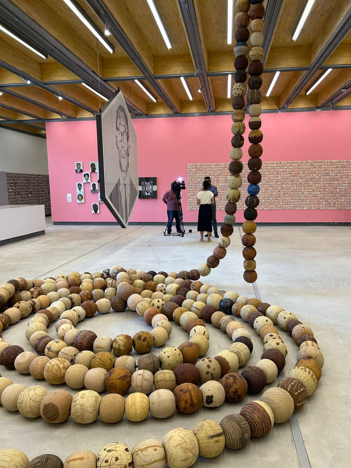 Grande Galeria Subterrânea, com seis mil metros quadrados, abriga a exposição Chão da Praça, com peças em grandes dimensões de 48 artistas