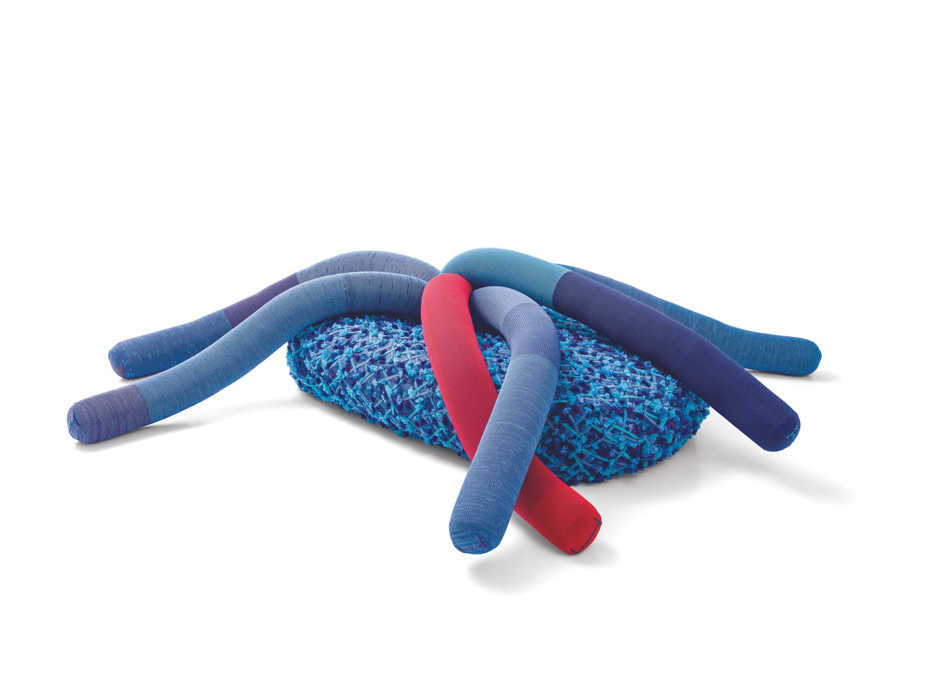 Alicia é um dos assentos informais oferecidos pela coleção Metamorfosi, inspirado nos tentáculos de Alicia Mirabilis, uma anêmona, característica do Mediterrâneo, que à noite se expande até vários metros de altura