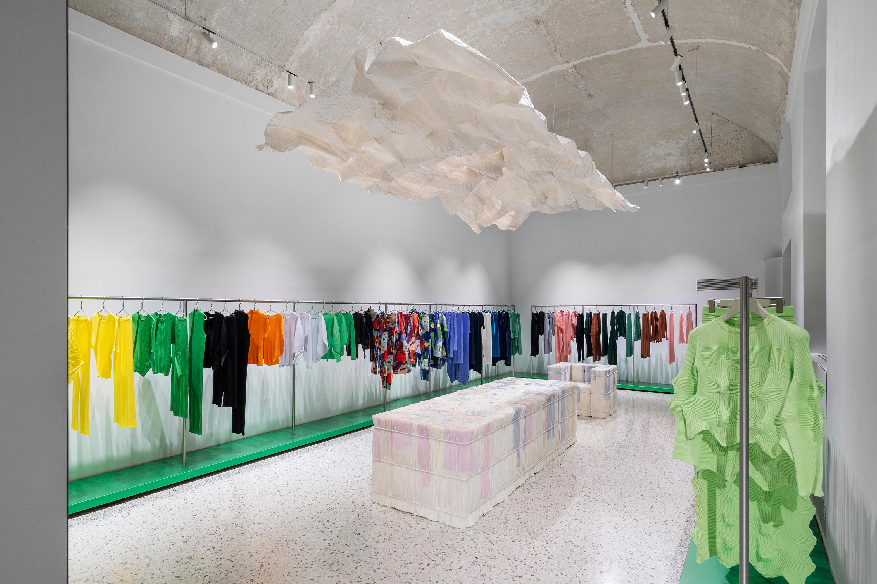 “The Paper Log: Shell and Core” - instalação da Issey Miyake / Milan com objetos e móveis criados a partir da reutilização dos rolos de papel usados na produção das peças plissadas da marca