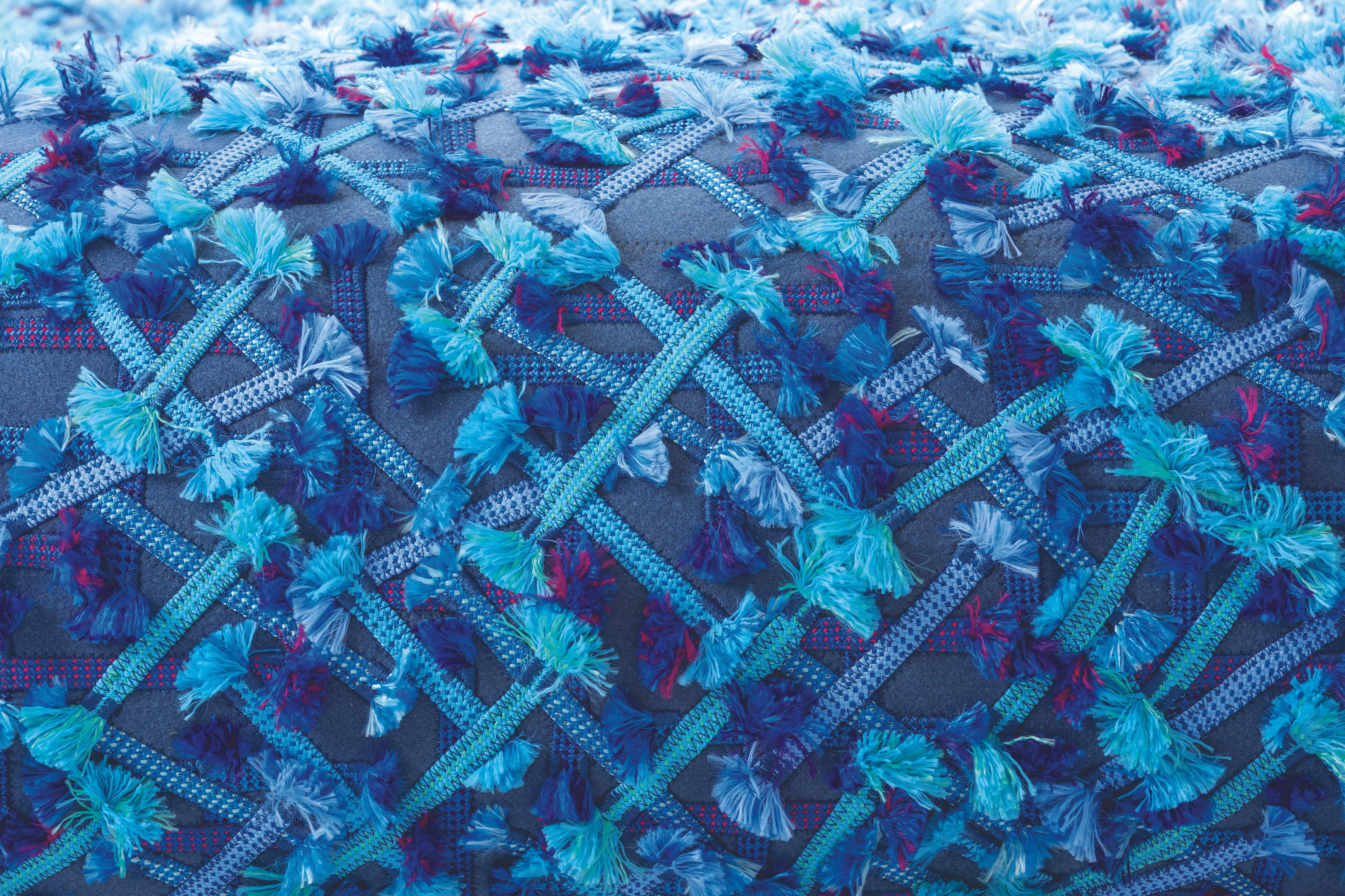 As sobras de tecidos materiais e de elementos usados na fabricação das peças da empresa são encaminhados para o reaproveitamento