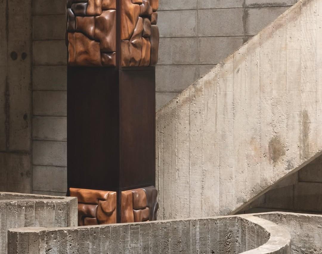A coleção, apresentada pela ETEL, representou um ponto de inflexão fundamental na forma como entendemos a relação entre design e natureza. Desenvolvida por Cristián Mohaded (Designer do Ano EDIDA 2026) em colaboração direta com artesãos, a mostra partiu de um gesto radical: ao invés de impor forma à matéria, primeiro ouvimos a matéria. Fragmentos de madeira com diferentes densidades, histórias e imperfeições não são corrigidos ou padronizados, deixando assim a forma emergir dessas diferenças. Fotos: divulgação. @cristian.mohaded @etel.design