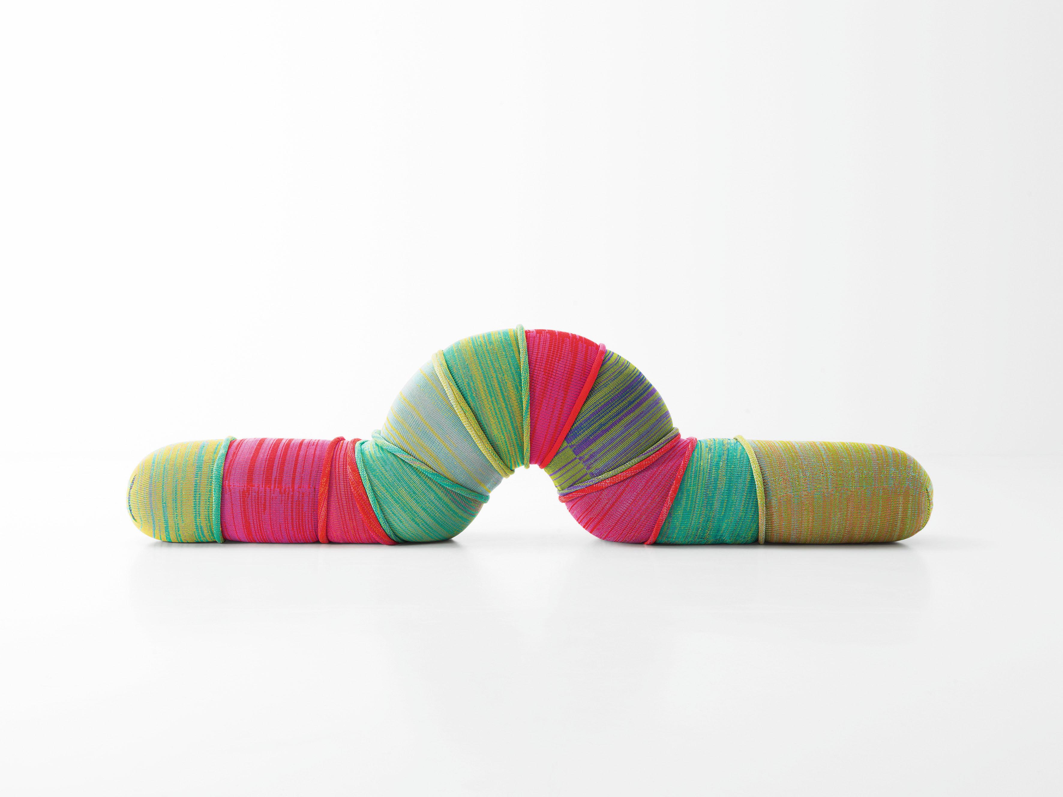 Centopeia tem perfil sinuoso e proporciona diversas posições como a espécie invertebrada que a batiza