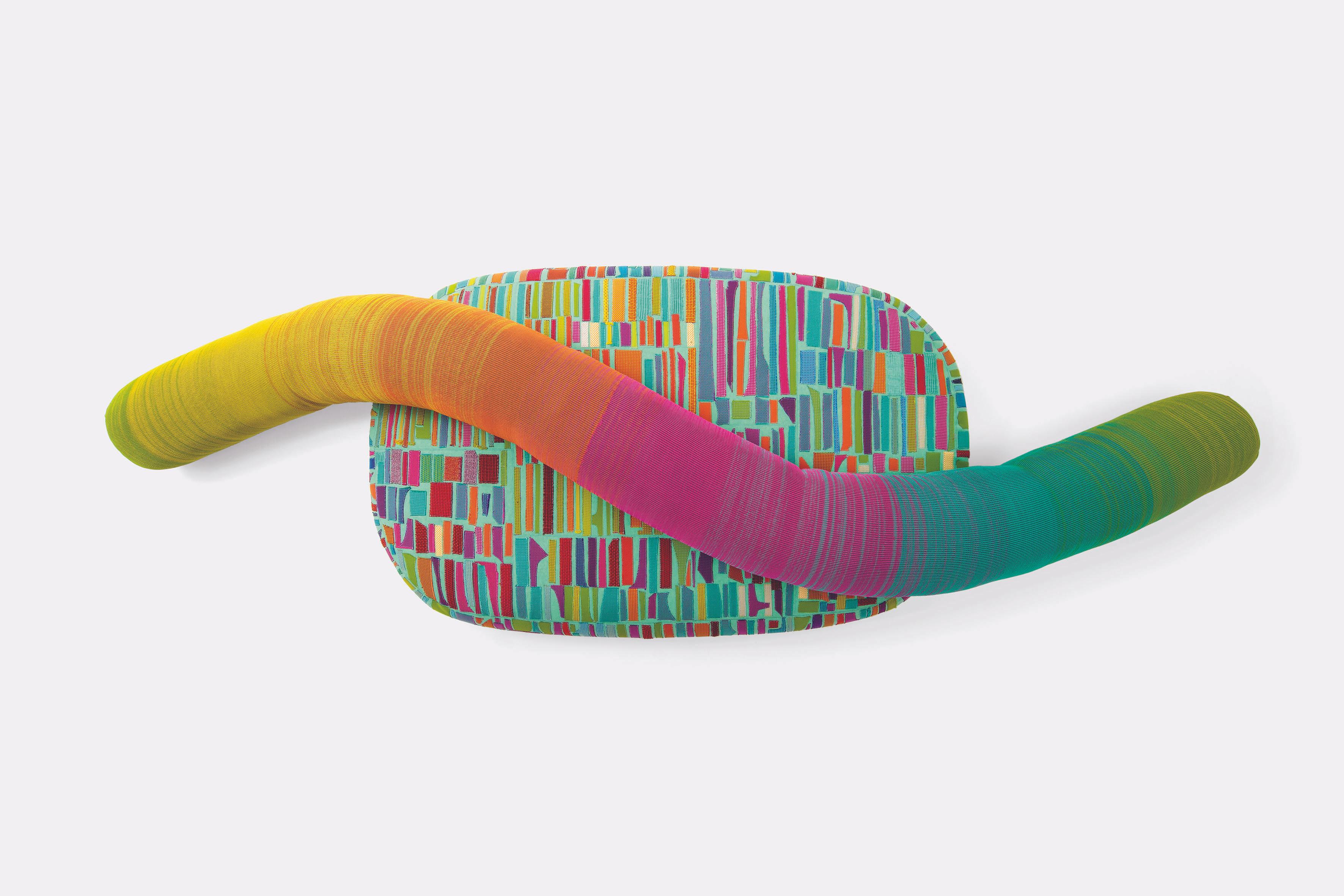 Chromodoro tem encosto móvel formado por um único e grande elemento cilíndrico, que pode ser posicionado como desejado, livre em movimento como o corpo sinuoso do molusco marinho lhe deu o nome